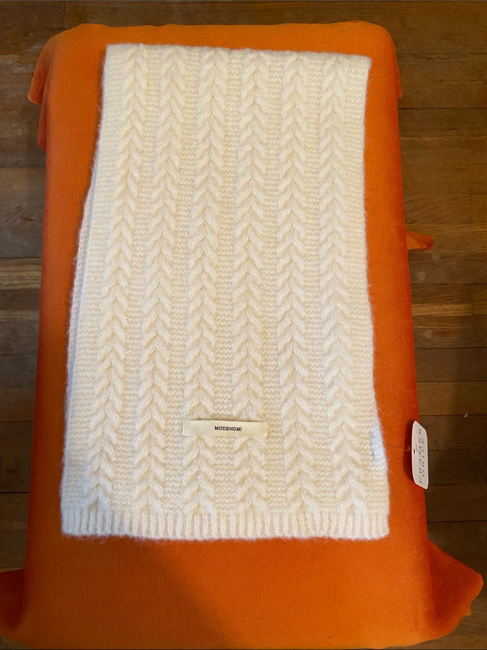 Modengmi Cream Cable-Pattern Knit Scarf - Picture 2 of 3